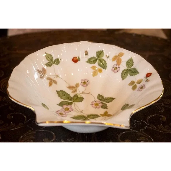 Wedgwood Wild Strawberry Shell Dish with Box | Vintage Bone China Trinket Dish - Picture 10 of 16